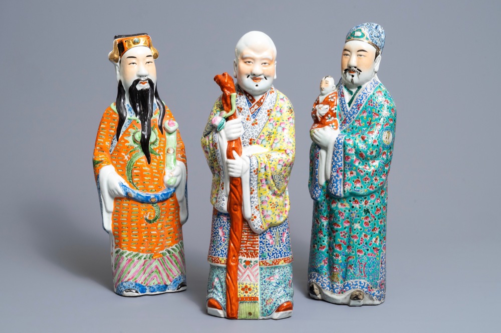 Drie Chinese famille rose figuren van de sterrengoden, 19/20e eeuw