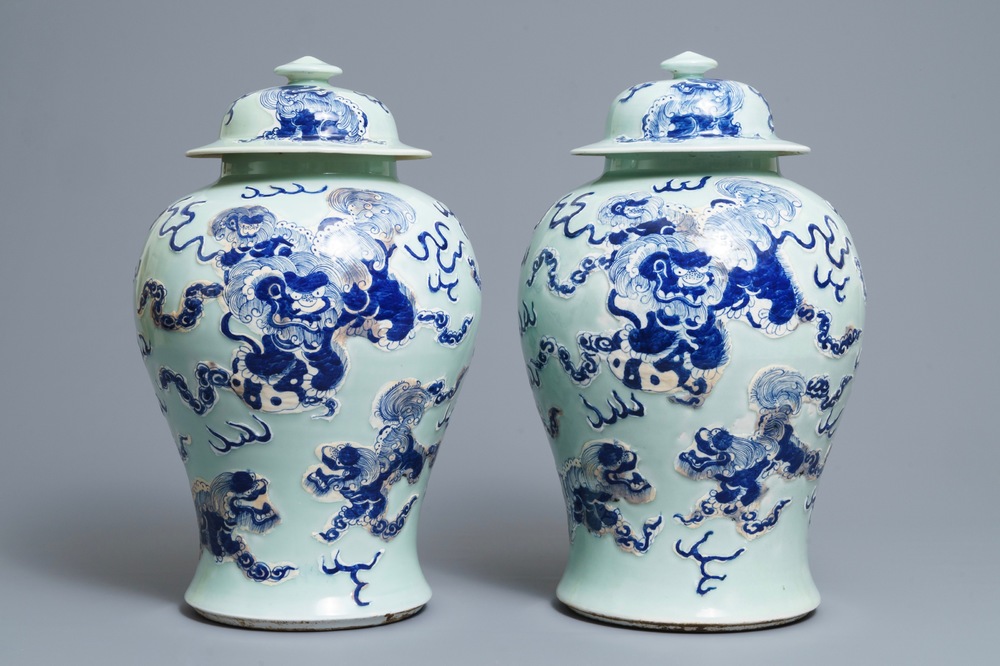 Een paar Chinese blauwwitte en onderglazuur rode celadon dekselvazen, 19/20e eeuw
