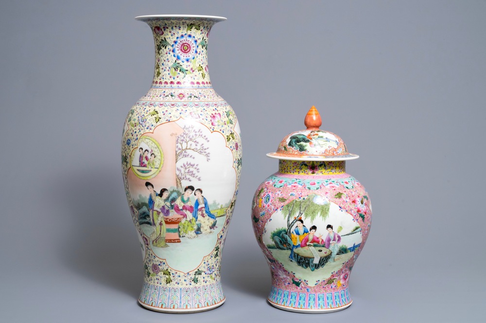 Twee Chinese famille rose vazen, Qianlong merk, Republiek, 20e eeuw