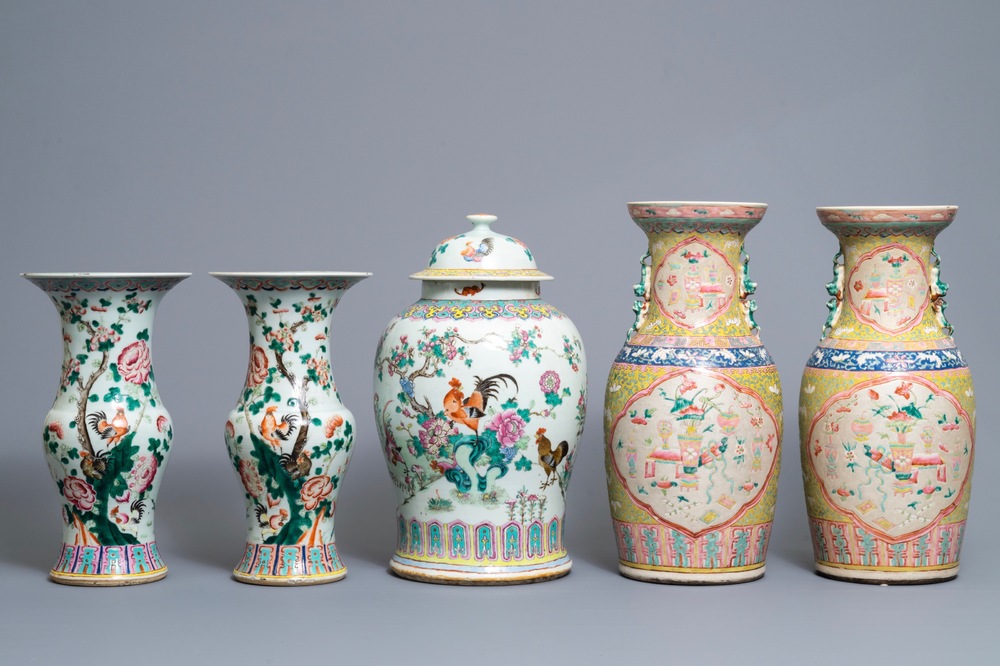 Cinq vases en porcelaine de Chine famille rose, 19&egrave;me