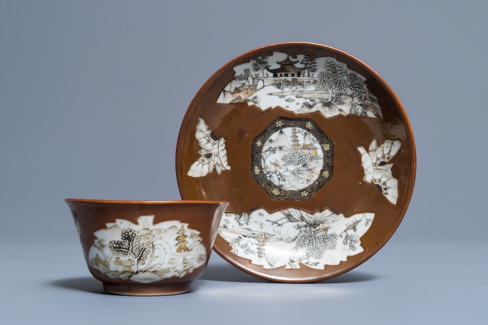 Une tasse et soucoupe en porcelaine de Chine grisaille et dor&eacute;e &agrave; fond capucin, Qianlong