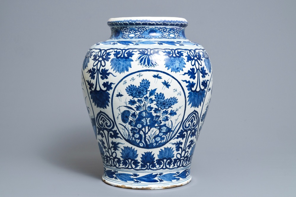 Een grote blauwwitte Delftse vaas met chinoiserie decor, vroeg 18e eeuw