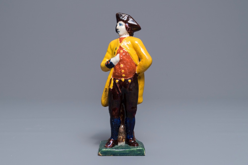 Een polychrome Delftse figuur van een edelman, ca. 1800