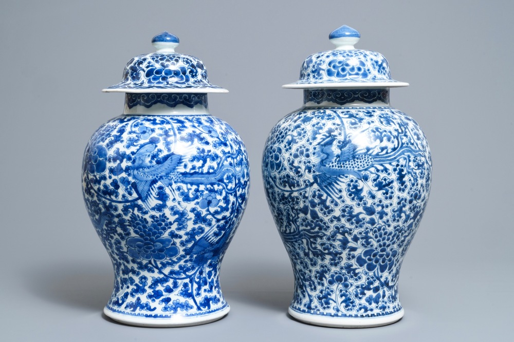 Une paire de vases couverts en porcelaine de Chine bleu et blanc, Kangxi
