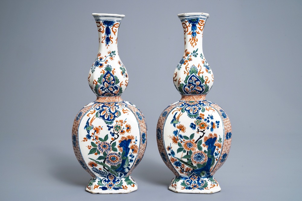 Een paar polychrome Delftse kasjmier palet flesvormige vazen, 17/18e eeuw
