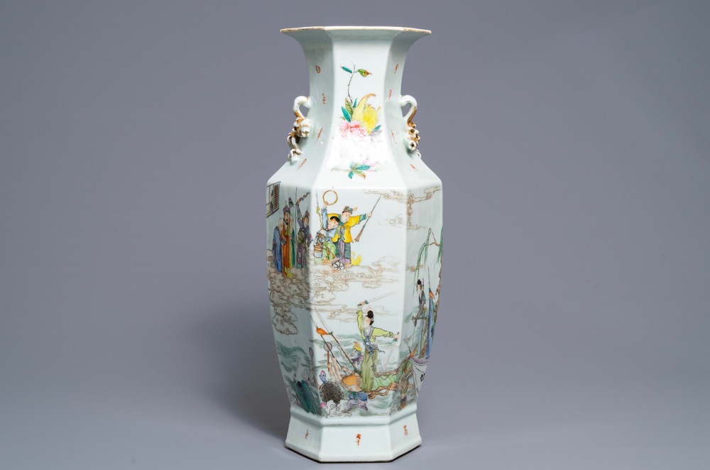 Un vase de forme hexagonale en porcelaine de Chine famille rose, 19&egrave;me
