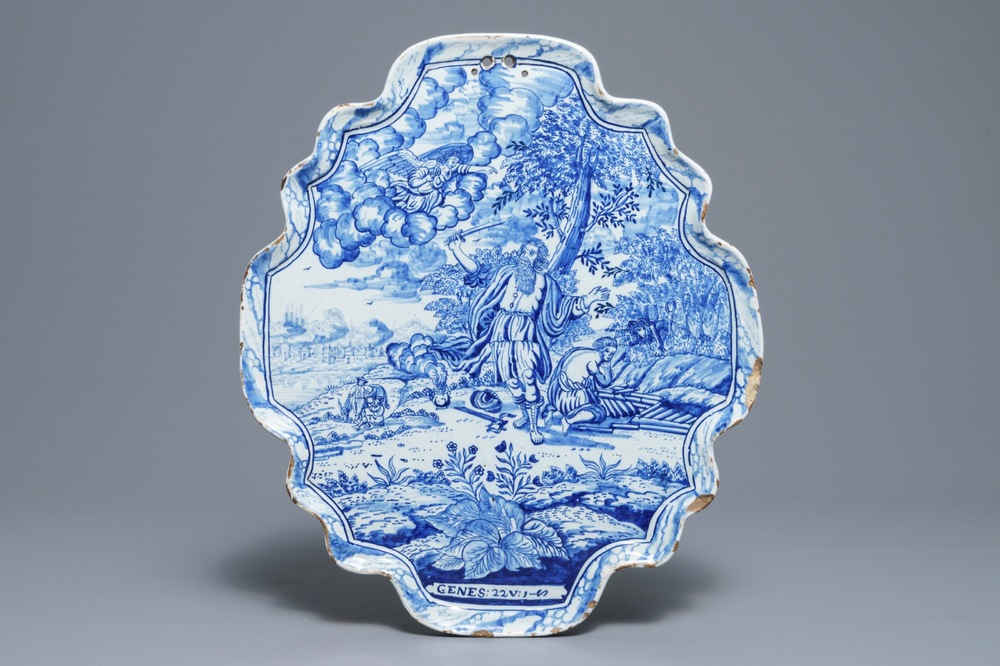 Een grote blauwwitte Delftse plaquette met 'Abrahams offer', 18e eeuw