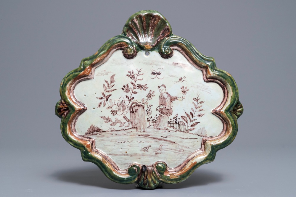 Une plaque en fa&iuml;ence de Delft en vert et mangan&egrave;se, 18&egrave;me