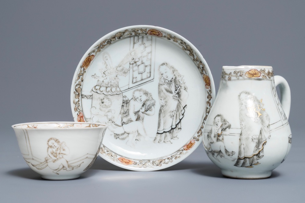 Une tasse et soucoupe avec cr&eacute;mier en porcelaine de Chine grisaille et dor&eacute;, Yongzheng