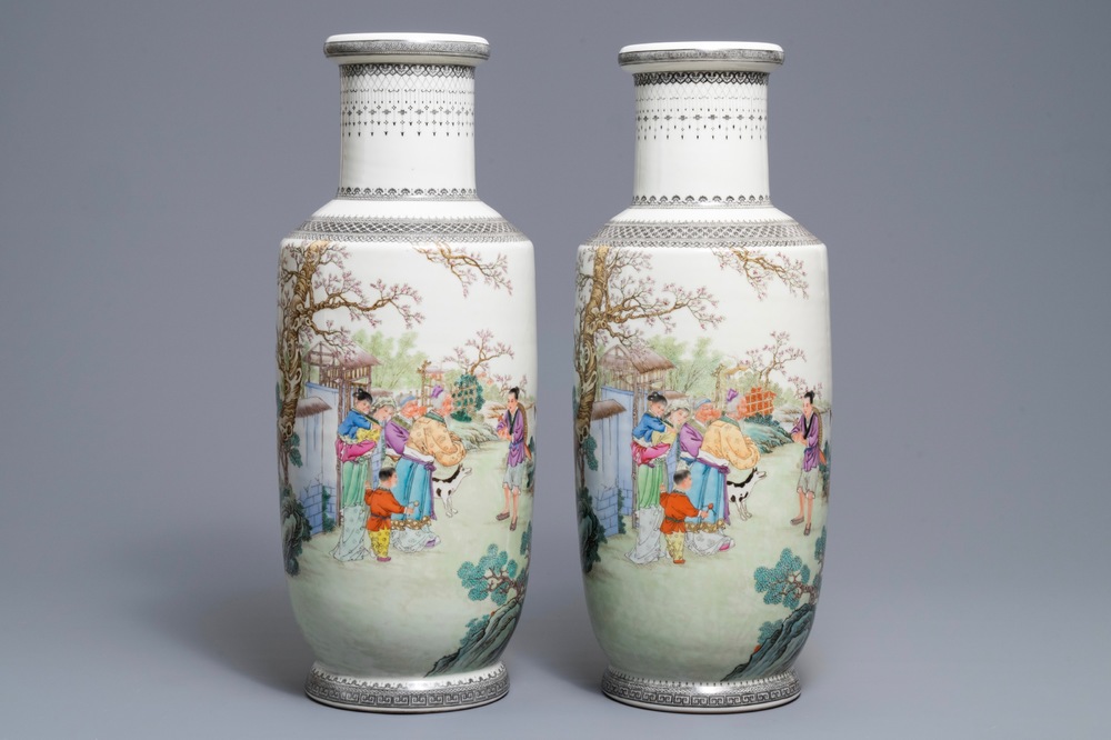 Een paar fijne Chinese famille rose rouleau vazen, Qianlong merk, Republiek, 20th C.