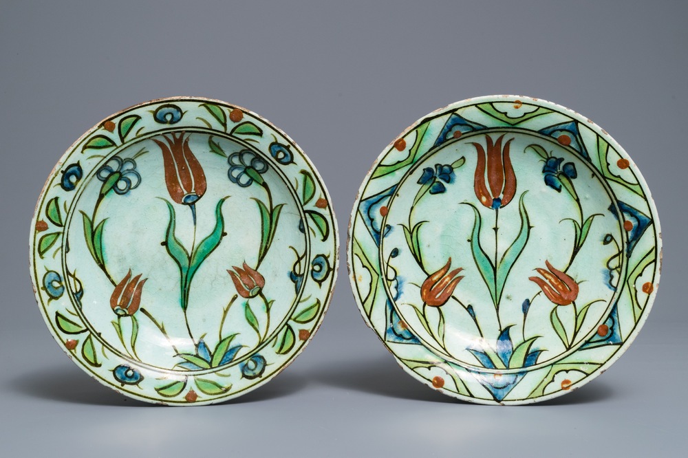 Une paire d'assiettes en fa&iuml;ence d'Iznik &agrave; d&eacute;cor de tulipes, Turquie, 17&egrave;me