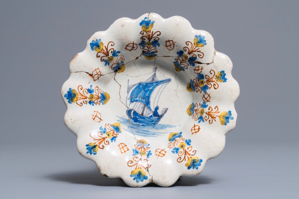 Een plooibordje met een boot in Haarlemse majolica, atelier Verstraeten, 17e eeuw