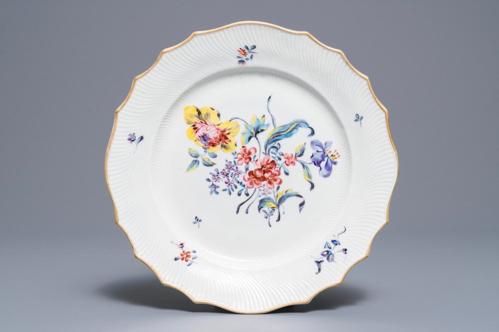 Une assiette en porcelaine de Tournai &agrave; d&eacute;cor d'un bouquet de fleurs, 18&egrave;me