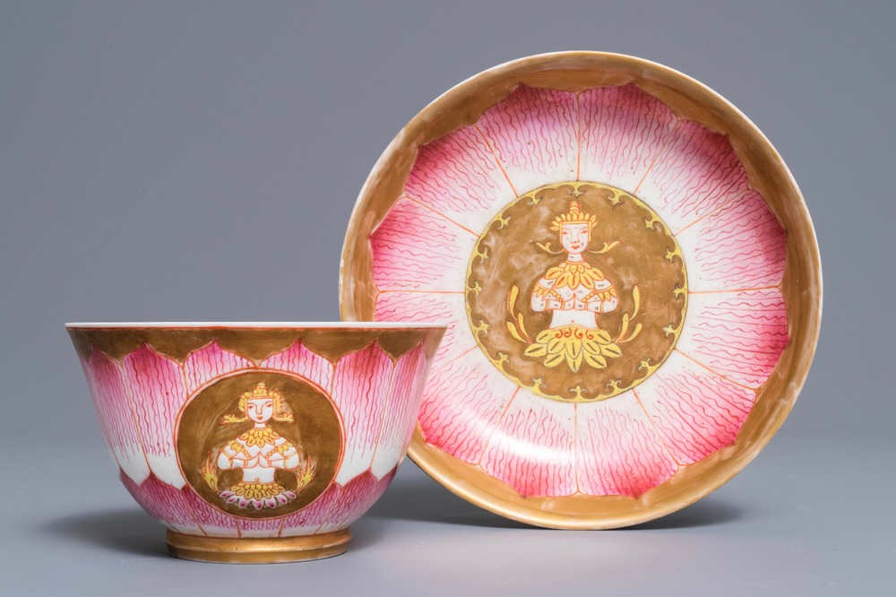 Un bol sur pr&eacute;sentoir en porcelaine de Chine de style Bencharong pour le march&eacute; thai, 19/20&egrave;me