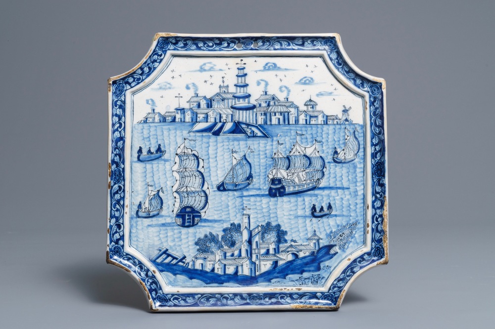 Une plaque en fa&iuml;ence de Delft en bleu et blanc &agrave; sujet maritime, 18&egrave;me