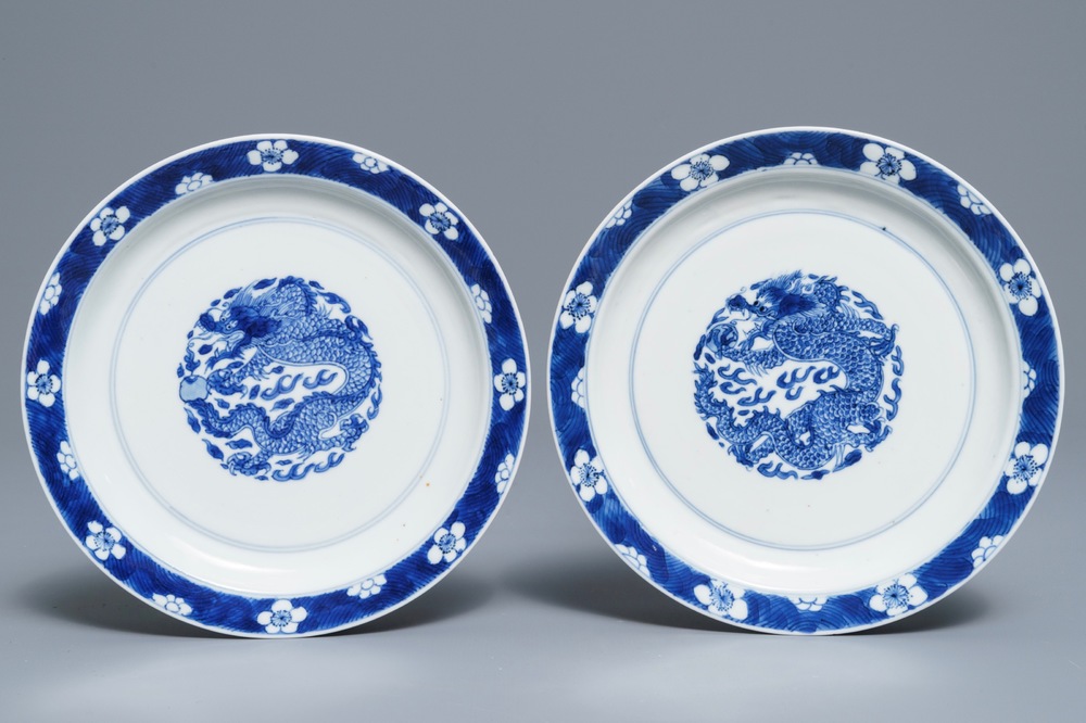 Een paar Chinese blauwwitte drakenborden, Kangxi merk en periode