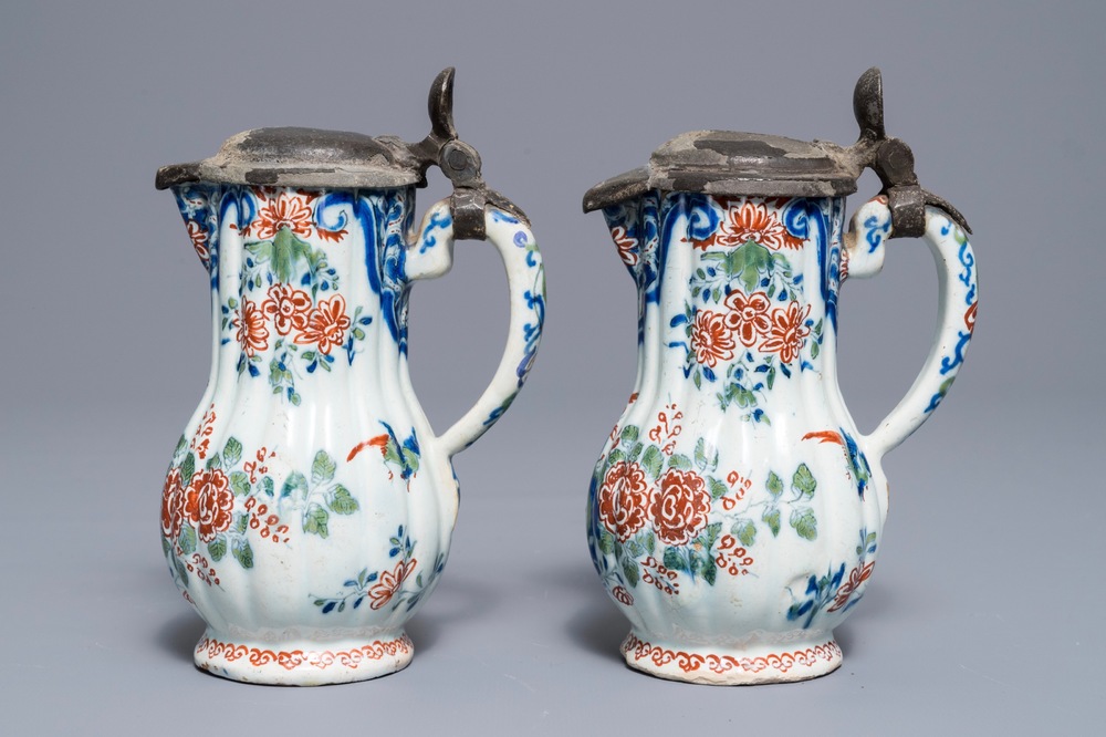 Een paar polychrome Delftse kasjmier palet kannen met tinnen deksels, eind 17e eeuw