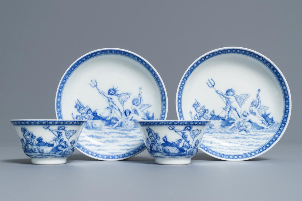 Une paire de tasses et soucoupes en porcelaine de Chine bleu et blanc &agrave; d&eacute;cor de Neptune, Qianlong