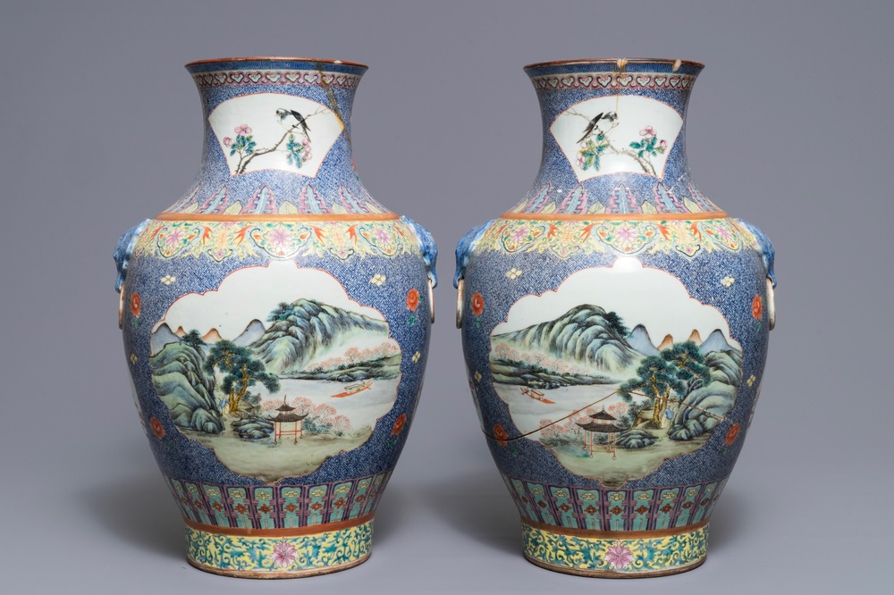 Een paar Chinese famille rose hu vazen met landschapspanelen, Qianlong merk, Republiek, 20e eeuw