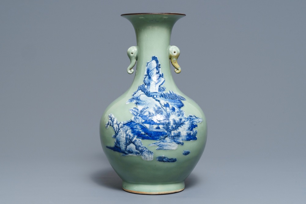 Een flesvormige Chinese vaas met blauwwit decor en celadon fondkleur, 19e eeuw
