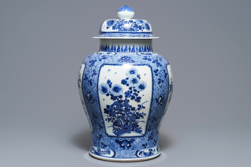 Un grand vase couvert en porcelaine de Chine bleu et blanc, Kangxi