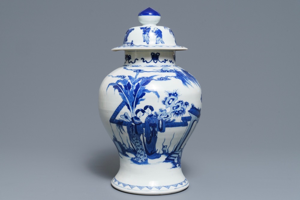 Un vase couvert en porcelaine de Chine bleu et blanc, 19&egrave;me