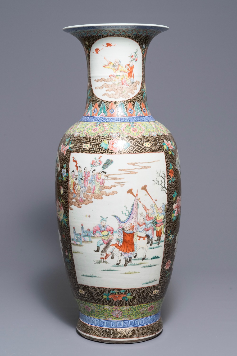 Een grote fijne Chinese famille rose vaas, 19e eeuw
