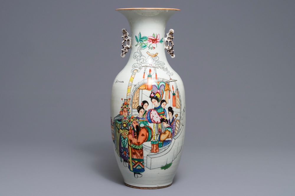 Een Chinese famille rose vaas met tweezijdig decor, 19/20e eeuw