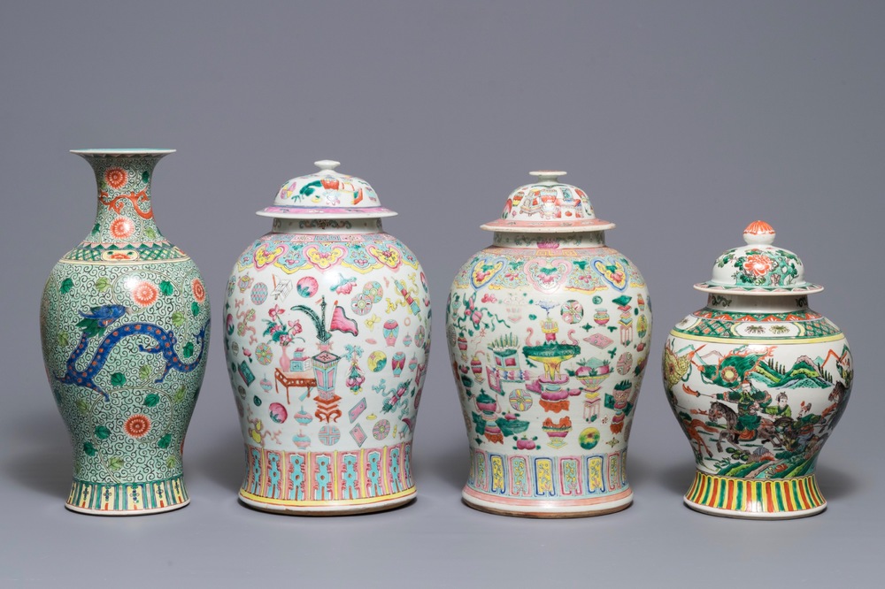 Quatre vases en porcelaine de Chine famille rose et verte, 19&egrave;me
