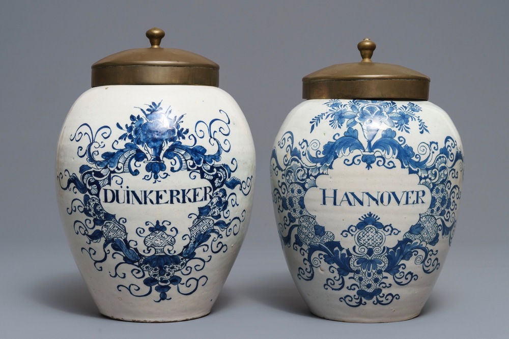 Deux pots &agrave; tabac en fa&iuml;ence de Delft en bleu et blanc, 18&egrave;me