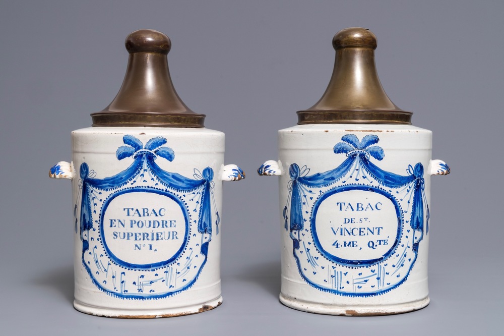 Deux grands pots &agrave; tabac en fa&iuml;ence de Bruxelles bleu et blanc, 18&egrave;me