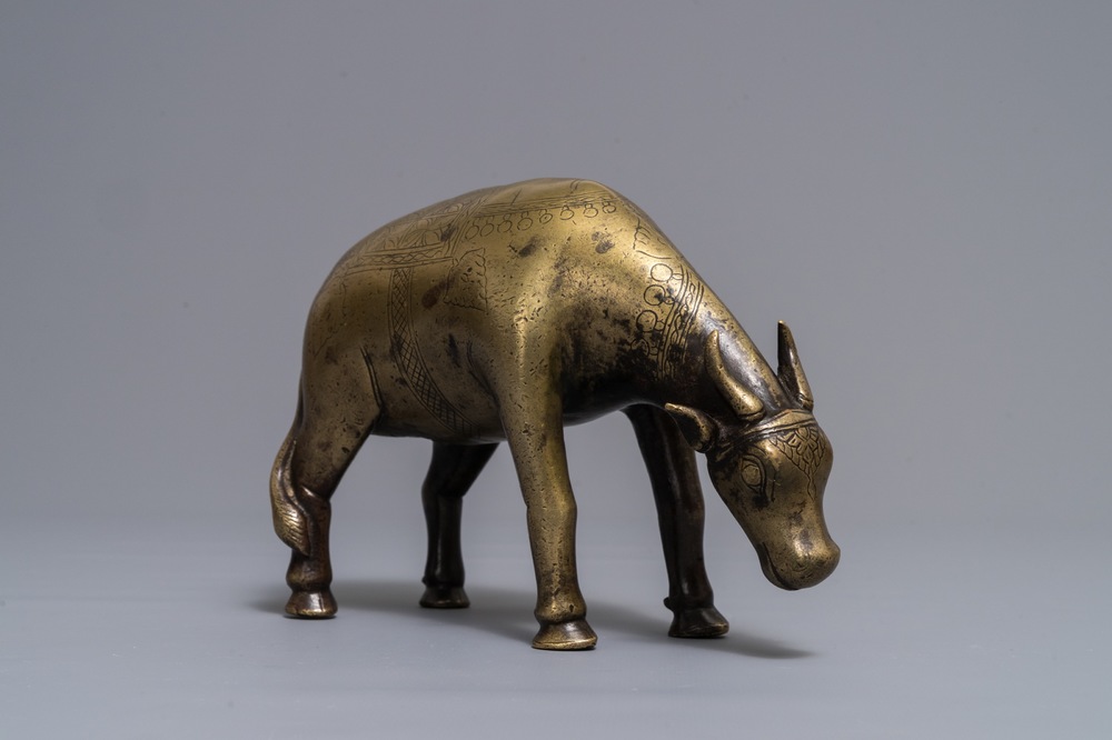 Un compte-gouttes ou aquamanile en cuivre grav&eacute; en forme de z&eacute;bu, Empire moghol, Inde, 17/18&egrave;me
