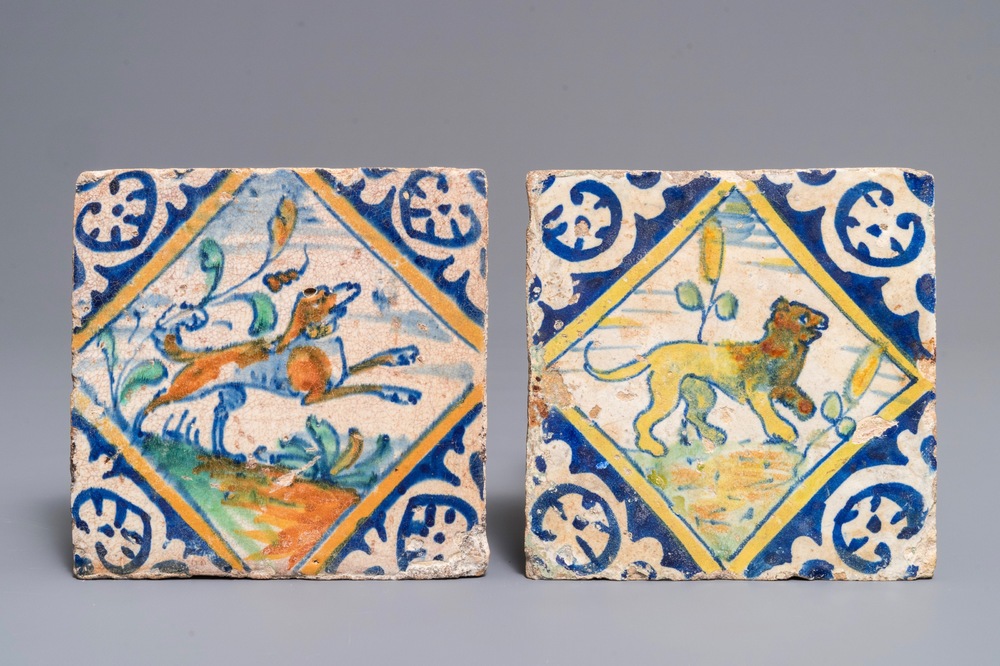 Deux carreaux en majolique &agrave; d&eacute;cor d'un ours et d'un chien, Anvers ou Middelbourg, fin du 16&egrave;me