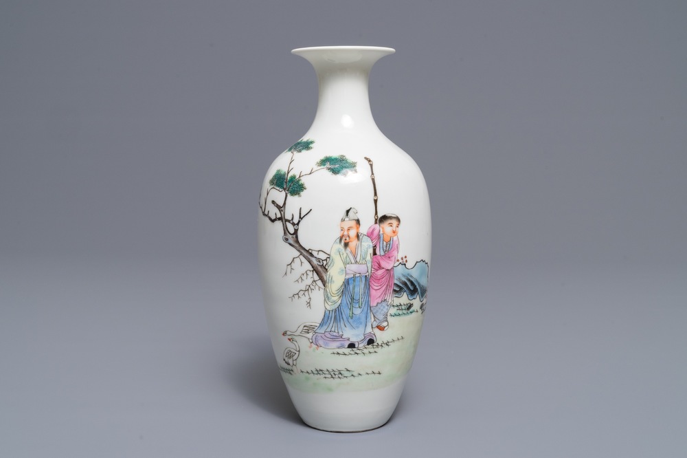Een Chinese famille rose vaas, Hongxian merk, 20e eeuw