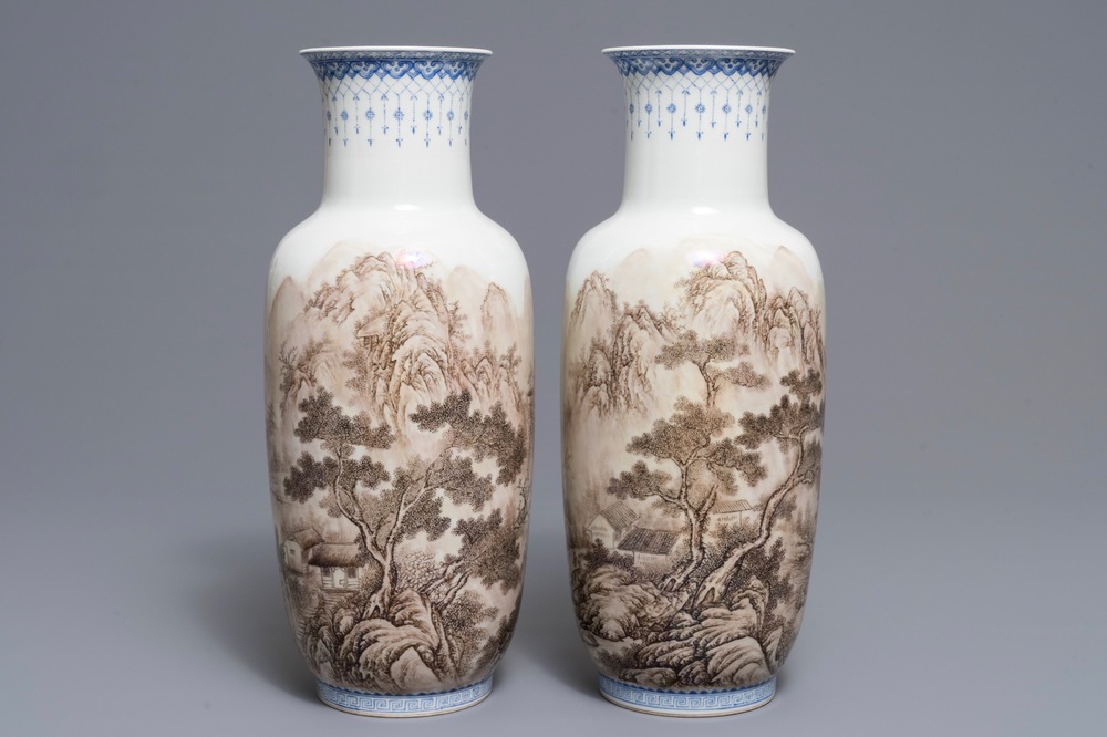 Une paire de vases en porcelaine de Chine &agrave; d&eacute;cor de paysages, sign&eacute;s Zhou Guo Jun, R&eacute;publique, 20&egrave;me