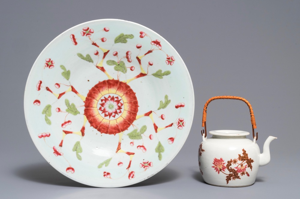 A Chinese famille rose dish and a teapot, 19/20th C.