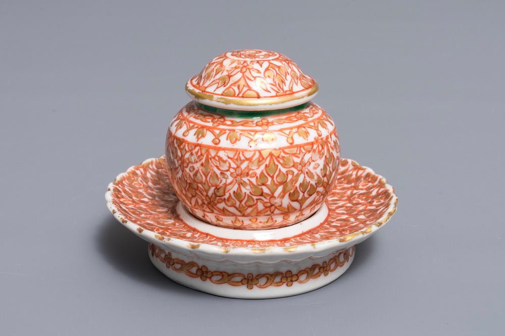 Un bol couvert sur support en porcelaine de Chine de style Bencharong pour le march&eacute; thai, 19&egrave;me