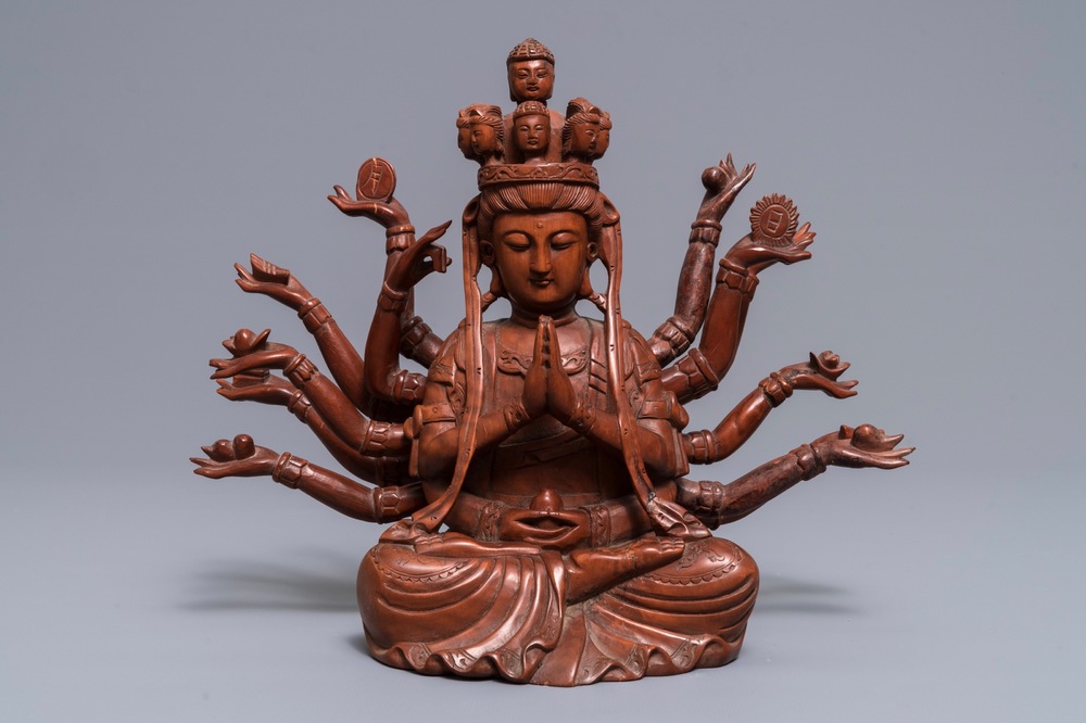 Een Chinese huangyang houten figuur van de 12-armige Guanyin, Republiek, 20e eeuw