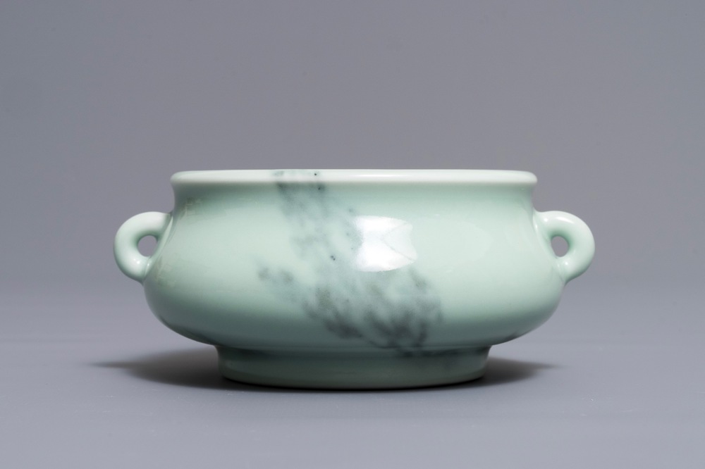 Een Chinese faux marbre wierookbrander, Qianlong merk, 19/20e eeuw