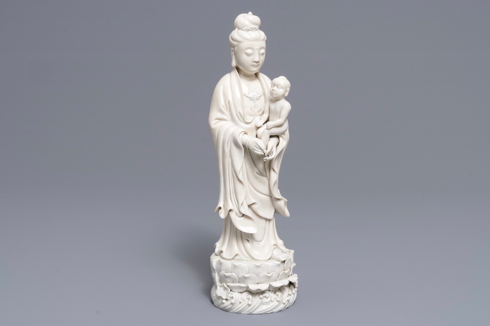 Un mod&egrave;le de Guanyin &agrave; l'enfant en porcelaine blanc de Chine, 19&egrave;me