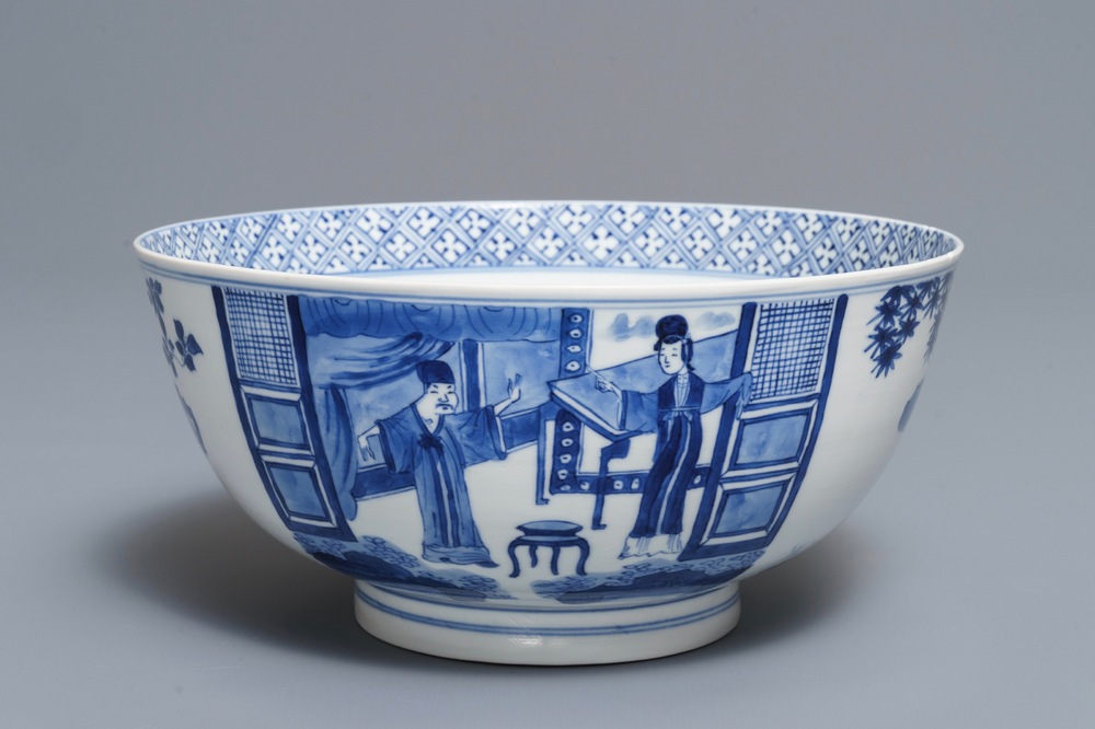 Een Chinese blauwwitte kom met florale en figuratieve panelen, Kangxi merk en periode