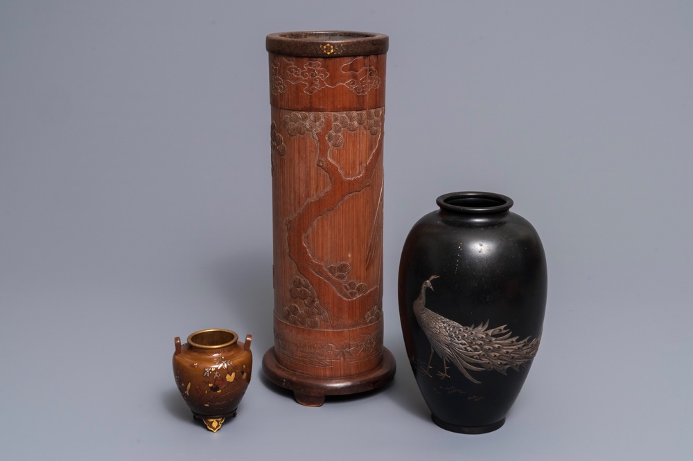 Deux vases en bronze incrust&eacute; et un ikebana &agrave; d&eacute;cor d'un aigle, Japon, Meiji, 19/20&egrave;me