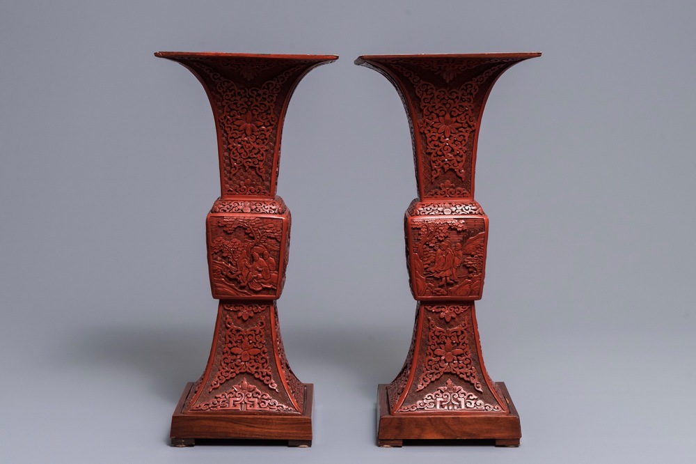 Une paire de grands vases de type 'gu' en laque de Chine, 18/19&egrave;me