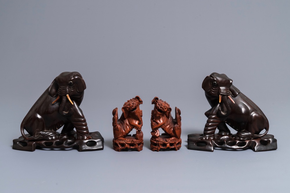 Deux paires de mod&egrave;les d'&eacute;l&eacute;phants et de lions bouddhistes en bois sculpt&eacute;, Chine, R&eacute;publique, 20&egrave;me