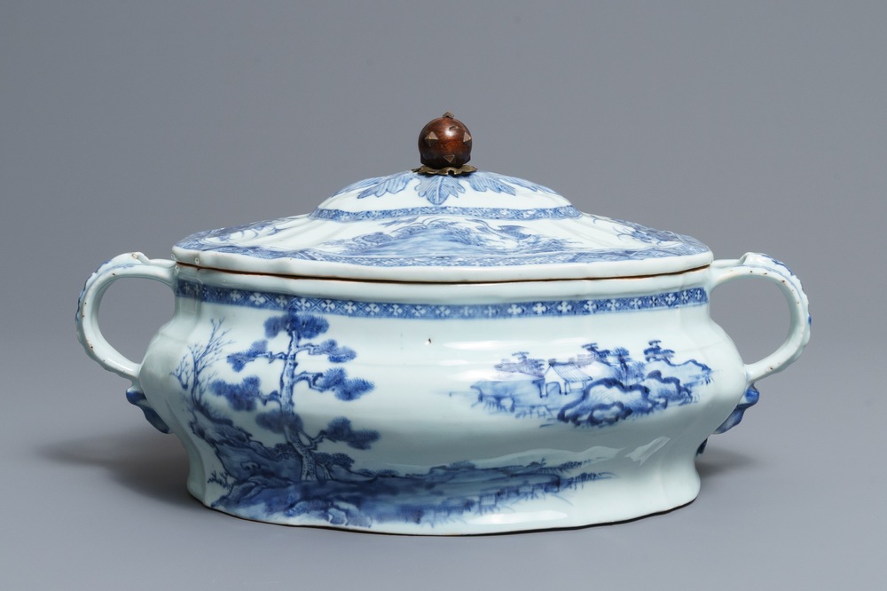 Een Chinese blauwwitte dekselterrine met landschapsdecor, Qianlong