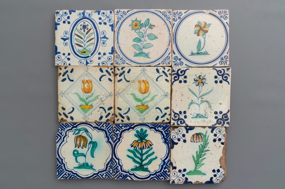 Negen polychrome Delftse tegels met bloemen, 17e eeuw