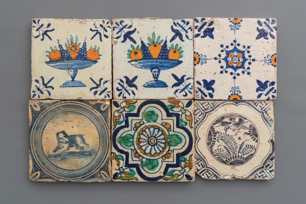 Zes diverse blauwwitte en polychrome Delftse tegels, 16/17e eeuw