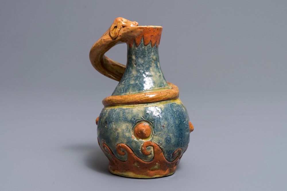 Een Vlaams aardewerken Art Nouveau vaas met een draak, Leo Maes Vereenoghe, Torhout, 1891-1909