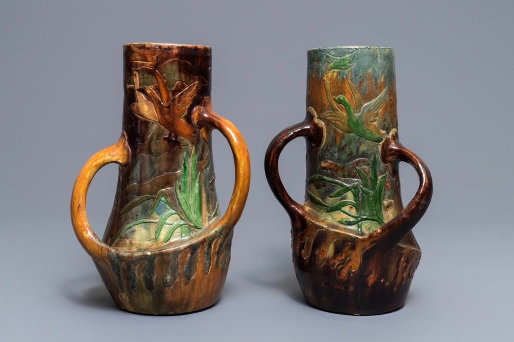 Twee Vlaams aardewerken Art Nouveau vazen met eenden, Leo Maes Vereenoghe, Torhout, 1891-1909