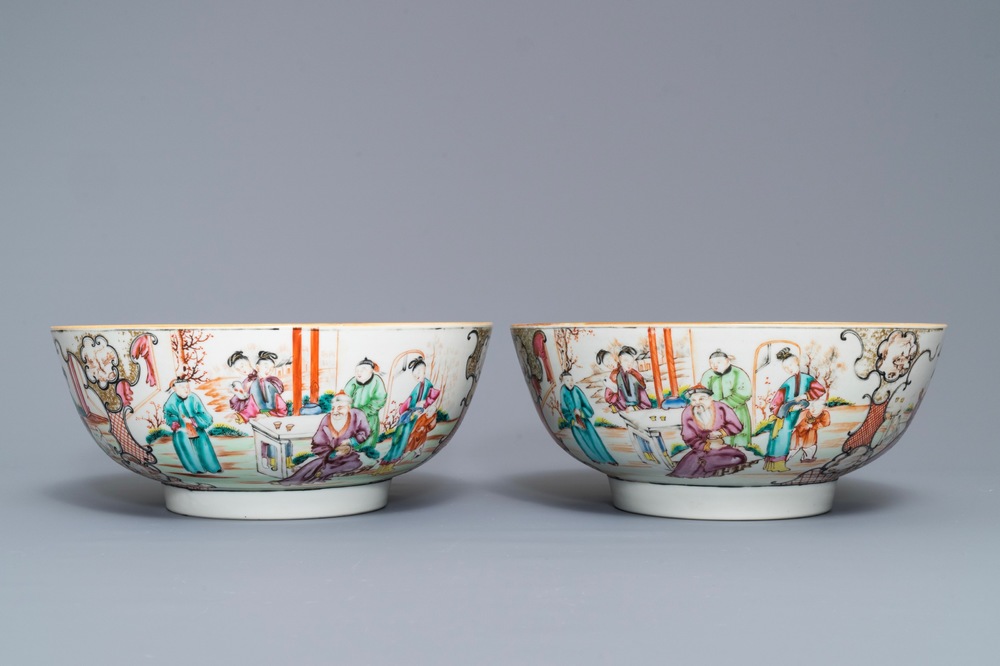 Een paar Chinese famille rose kommen met mandarijns decor, Qianlong